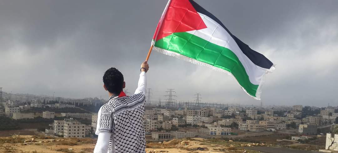 القبض على ٣ شباب بتهمة رفع علم فلسطين